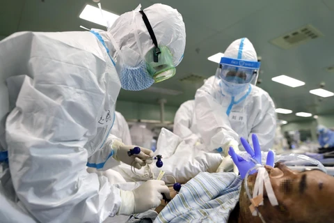 Nhân viên y tế điều trị cho bệnh nhân mắc COVID-19 tại một bệnh viện ở Vũ Hán, Trung Quốc ngày 24/4 vừa qua. (Ảnh: THX/TTXVN)