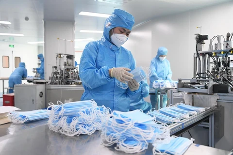 Một nhà máy sản xuất khẩu trang của Tập đoàn Y tế Naton ở Bắc Kinh, Trung Quốc. (Ảnh: THX/TTXVN)