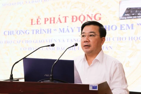 Giám đốc Sở Giáo dục và Đào tạo thành phố Hà Nội Chử Xuân Dũng phát động chương trình "Máy tính cho em." (Ảnh: Thanh Tùng/TTXVN)
