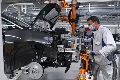 Công nhân làm việc tại nhà máy của hãng Volkswagen ở Zwickau, miền đông nước Đức, ngày 23/4 vừa qua. (Ảnh: AFP/TTXVN)