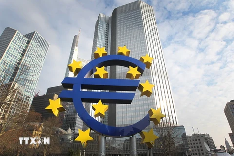 Biểu tượng đồng euro. (Ảnh: AFP/TTXVN)