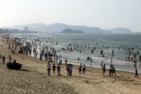 Du khách tắm mát và nghỉ dưỡng tại bãi biển Cửa Lò, tỉnh Nghệ An. (Ảnh: Tá Chuyên/TTXVN)
