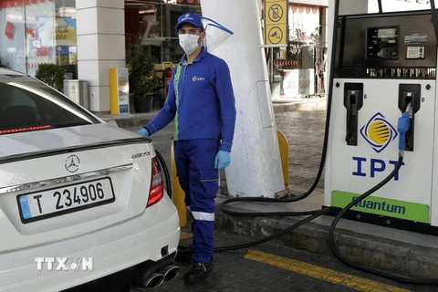 Đổ xăng cho phương tiện tại một trạm xăng ở Amchit, Liban ngày 20/4 vừa qua. (Ảnh: AFP/TTXVN)