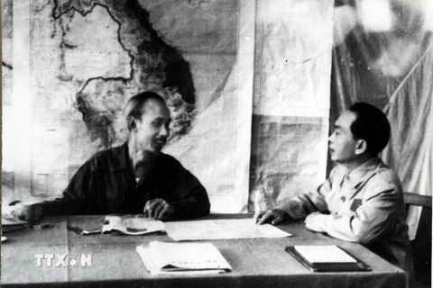 Bác Hồ và Đại tướng Võ Nguyên Giáp trong Chiến dịch Điện Biên Phủ