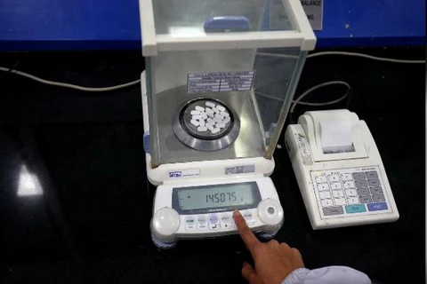 Một dược sỹ kiểm tra trọng lượng của Paracetamol, một loại thuốc giảm đau thông thường, trong phòng thí nghiệm của một công ty dược phẩm ở ngoại ô thành phố Ahmedabad của Ấn Độ, ngày 4/3 vừa qua. (Nguồn: Reuters)