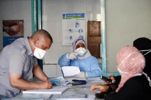 Nhân viên y tế hỗ trợ bệnh nhân tại một bệnh viện ở Cairo của Ai Cập ngày 29/4 vừa qua. (Ảnh: THX/TTXVN)