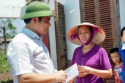 Ông Nguyễn Thanh Hải, Phó Chủ tịch UBND tỉnh Phú Thọ thăm hỏi, động viên một gia đình ở xã Phú Lạc, huyện Cẩm Khê. (Ảnh: Trung Kiên/TTXVN)