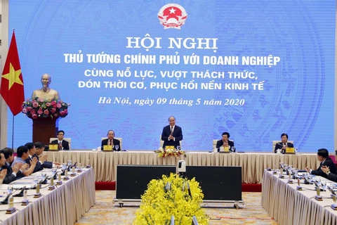 Thủ tướng Nguyễn Xuân Phúc và các Phó Thủ tướng chủ trì hội nghị tại điểm cầu Hà Nội. (Ảnh: Thống Nhất/TTXVN)