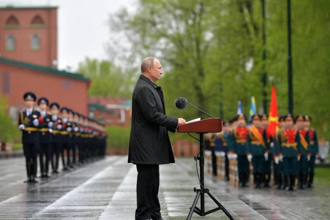 Tổng thống Nga Vladimir Putin phát biểu nhân kỷ niệm 75 năm Ngày Chiến thắng phát xít, tại quảng trường đặt Mộ Chiến sỹ vô danh ở thủ đô Moskva, ngày 9/5. (Ảnh: AFP/TTXVN)