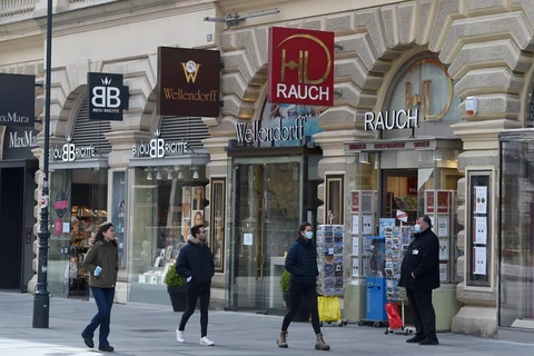 Người dân đeo khẩu trang phòng lây nhiễm COVID-19 tại Vienna, Áo. (Ảnh: THX/TTXVN)