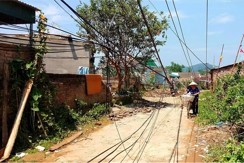 Mưa lốc gây hư hỏng hệ thống truyền tải điện và cáp thông tin trên địa bàn huyện Cẩm Khê. (Ảnh: Trung Kiên/TTXVN)