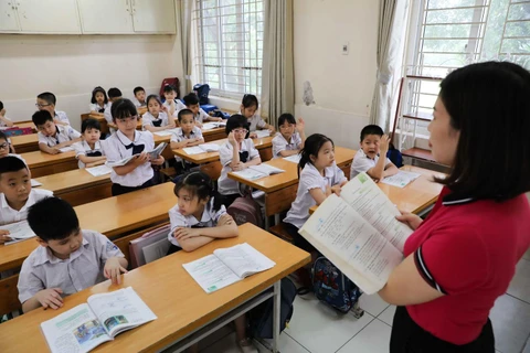 Học sinh Trường Tiểu học Nghĩa Tân, quận Cầu Giấy vào giờ học đầu tiên tại trường sau thời gian dài nghỉ ở nhà. (Ảnh: Thanh Tùng/TTXVN)