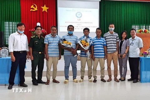 Năm thuyền viên Indonesia cùng đại diện các cơ quan đơn vị tại buổi lễ bàn giao. (Ảnh: TTXVN/phát)
