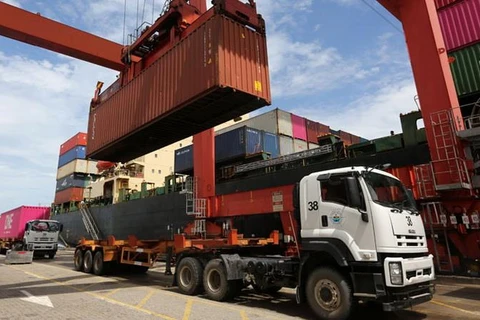 Một cần cẩu chuyển container từ xe tải ở cảng tự trị Sihanoukville. (Nguồn: khmertimeskh)