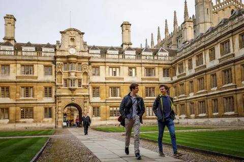Sinh viên tại Trường đại học Cambridge của Anh. )Ảnh: AFP/TTXVN)