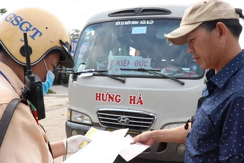 Lực lượng Cảnh sát giao thông Công an tỉnh Bình Dương ra quân tổng kiểm soát phương tiện giao thông cơ giới đường bộ. (Ảnh: Nguyễn Văn Việt/TTXVN)
