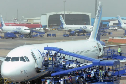 Máy bay của hãng hàng không IndiGo tại sân bay quốc tế Indira Gandhi ở New Delhi, Ấn Độ. (Ảnh: AFP/TTXVN)