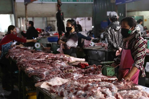 Chợ Phùng Khoang ở quận Nam Từ Liêm, thành phố Hà Nội vẫn đầy đủ nguồn hàng thịt lợn, thịt gà các loại nhưng giá vẫn cao. (Ảnh: Vũ Sinh/TTXVN)