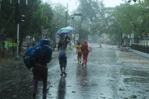 Người dân sơ tán tới nơi ở tạm để tránh bão Amphan tại Digha, Tây Bengal, Ấn Độ, ngày 18/5 vừa qua. (Ảnh: AFP/TTXVN)
