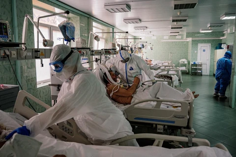 Nhân viên y tế chăm sóc bệnh nhân mắc COVID-19 tại một bệnh viện ở Moskva của Nga. (Ảnh: AFP/TTXVN)