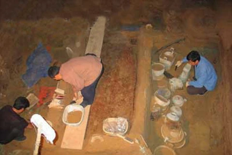 Các nhà khảo Trung Quốc khai quật một ngôi mộ cổ. (Nguồn: china.org)