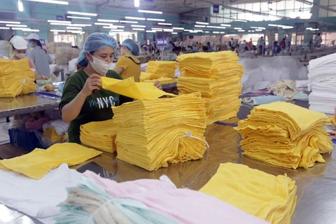 Sản xuất khăn các loại xuất khẩu sang thị trường Nhật Bản. (Ảnh: Trần Việt/TTXVN)