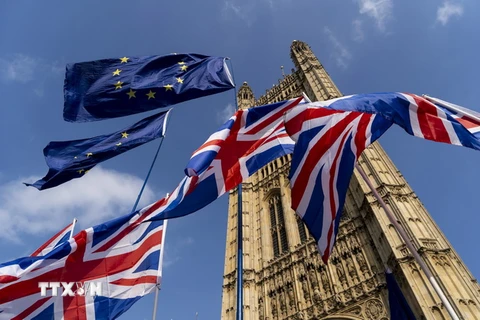 Cờ Anh và cờ EU tại London, Anh. (Ảnh: AFP/TTXVN)