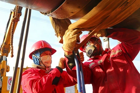 Công nhân lắp đặt hệ thống sưởi trung tần cho đường ống khí đốt tự nhiên phía Đông Bắc Trung Quốc. (Nguồn: globaltimes)