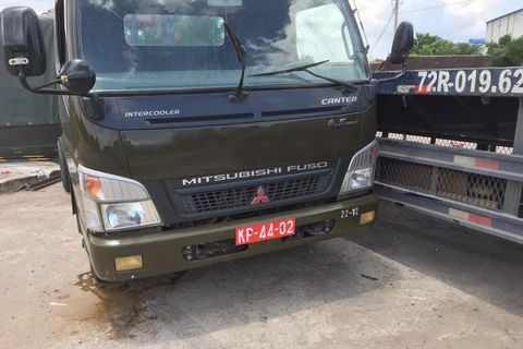 Chiếc xe gặp nạn BKS KP-44-22 của Ban Chỉ huy Quân sự thị xã Tân Uyên. (Ảnh: TTXVN phát)