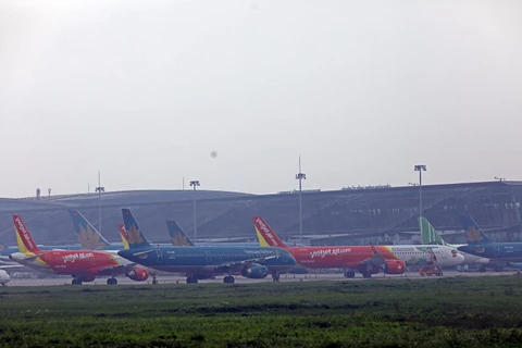 Máy bay của các hãng xếp hàng tại sân bay Nội Bài. (Ảnh: Huy Hùng/TTXVN)
