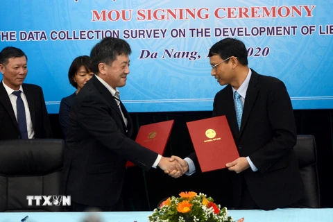 Phó chủ tịch UBND thành phố Đà Nẵng Hồ Kỳ Minh (bên phải) chúc mừng Trưởng văn phòng JICA tại Việt Nam Shimizu Akira. (Ảnh: Quốc Dũng/TTXVN)