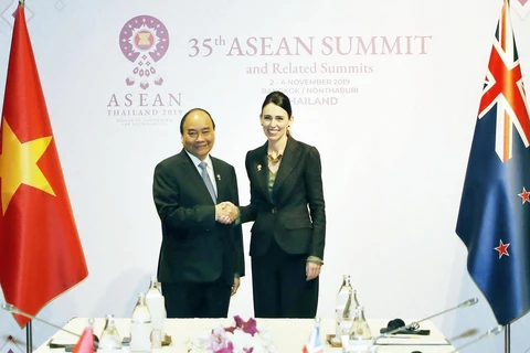 Trong chương trình Hội nghị Cấp cao ASEAN lần thứ 35, sáng 4/11/2019, tại Thủ đô Bangkok/Nonthaburi, Thái Lan, Thủ tướng Nguyễn Xuân Phúc gặp song phương Thủ tướng New Zealand Jacinda Ardern. (Ảnh: Thống Nhất/TTXVN)