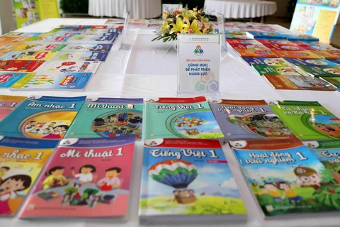 Bốn bộ sách gồm Kết nối tri thức với cuộc sống, Chân trời sáng tạo, Cùng học để phát triển năng lực và Vì sự bình đẳng và dân chủ của Nhà xuất bản Giáo dục Việt Nam. (Ảnh: Thanh Tùng/TTXVN)