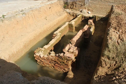 Mộ gạch mới được khai quật tại trường Tiểu học xã Gia Thủy. (Ảnh: Thùy Dung/TTXVN)