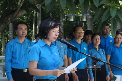 Chủ tịch Liên đoàn Lao động thành phố Hà Nội Bùi Huyền Mai báo cáo các thành tích nổi bật của tổ chức Công đoàn, công nhân viên chức lao động Thủ đô đạt được trong thời gian vừa qua trước anh linh Chủ tịch Hồ Chí Minh. 