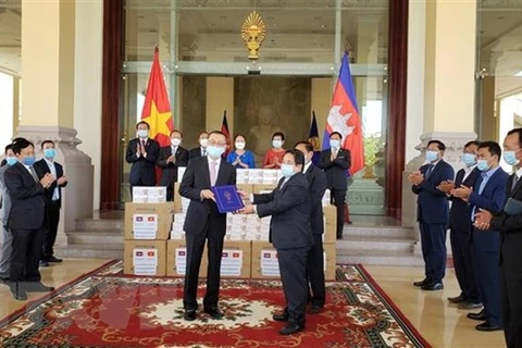 Ngài Leng Peng Long, Tổng Thư ký Quốc hội Vương quốc Campuchia trao thư cảm ơn của Chủ tịch Quốc hội Campuchia gửi Chủ tịch Quốc hội Việt Nam tại buổi trao quà phòng chống dịch COVID-19 của Việt Nam. (Ảnh: Vũ Hùng/TTXVN)