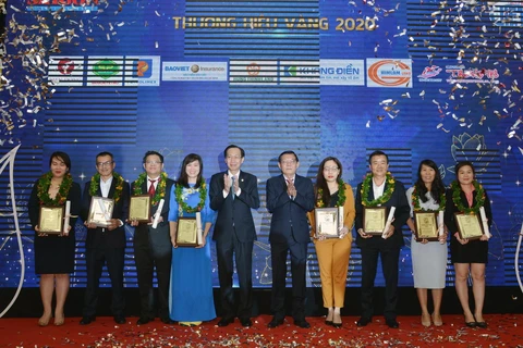 Đại diện các doanh nghiệp nhận giải thưởng Thương hiệu Vàng năm 2020. (Ảnh: Mỹ Phương/TTXVN)