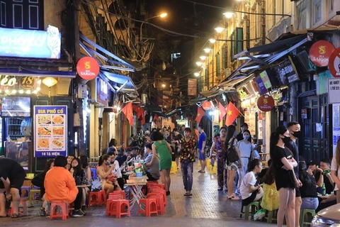 Phố Tạ Hiện - một điểm ăn chơi về đêm, thu hút đông du khách của Hà Nội. (Ảnh: Thành Đạt/TTXVN)