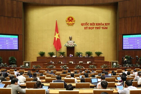 Các đại biểu Quốc hội biểu quyết thông qua Luật Xuất cảnh, nhập cảnh của công dân Việt Nam. (Ảnh: Dương Giang/TTXVN)