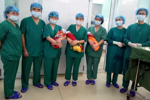 Kíp mổ Bệnh viện Đa khoa tỉnh Tuyên Quang và 3 bé trai sinh cùng trứng. (Ảnh: TTXVN phát)