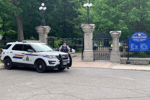 RCMP tại cổng đến Rideau Hall ở Ottawa, sau khi một người đàn ông có vũ trang truy cập vào căn cứ ngày 2/7 năm 2020. (Nguồn: ottawa.ctvnews.ca)