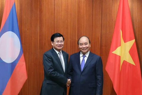 Thủ tướng Nguyễn Xuân Phúc hội đàm Thủ tướng Lào Thongloun Sisoulith. (Ảnh: Thống Nhất/TTXVN)