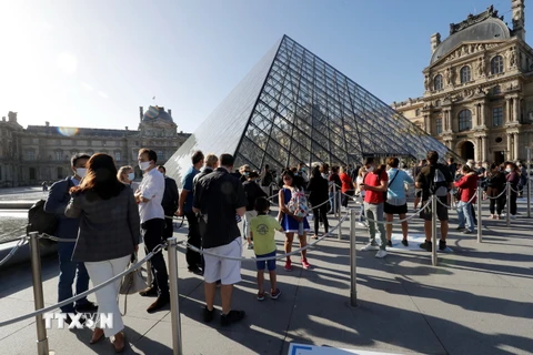Du khách thăm bảo tàng Louvre tại thủ đô Paris, Pháp, ngày 6/7. (Ảnh: AFP/TTXVN)