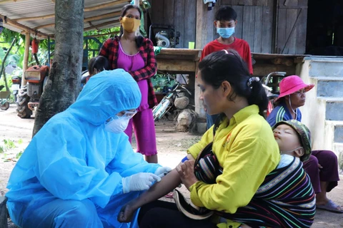 Nhân viên y tế lấy mẫu xét nghiệm bạch hầu tại buôn Diêo, xã Bông Krang, huyện Lắk, tỉnh Đắk Lắk. (Ảnh: Nguyễn Tuấn Anh/TTXVN)