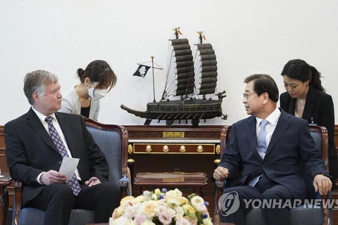 Cố vấn an ninh mới của Tổng thống Moon Jae-in, ông Suh Hoon (phải) hội đàm với Thứ trưởng Ngoại giao Stephen Biegun tại khu nhà tổng thống ở Seoul vào ngày 9/7. (Nguồn: Yonhap)