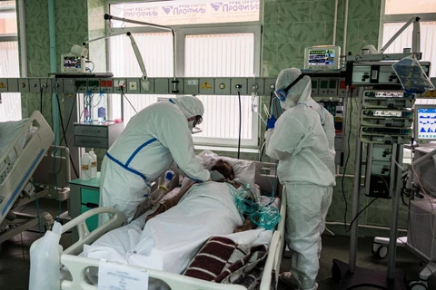 Nhân viên y tế điều trị cho bệnh nhân COVID-19 tại bệnh viện ở Moskva, Nga, ngày 17/5 vừa qua. (Ảnh: AFP/TTXVN) 