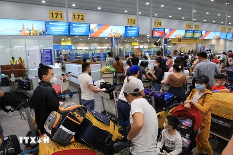 Hành khách đợi làm thủ tục checkin tại quầy của Vietnam Airlines ở sân bay Sherementyevo. (Ảnh: Trần Hiếu/TTXVN)