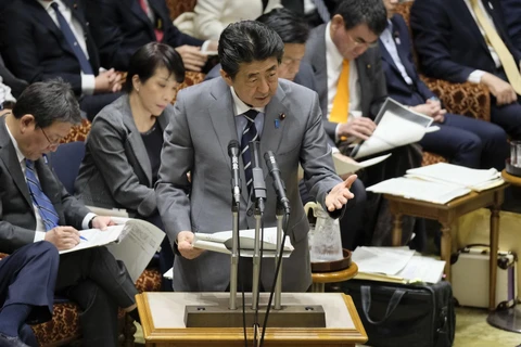 Thủ tướng Shinzo Abe (giữa) tại mộ phiên họp Nội các Nhật Bản ở Tokyo, Nhật Bản. (Ảnh: AFP/TTXVN)