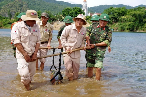 Lực lượng công binh, Bộ Chỉ huy Quân sự tỉnh Quảng Bình phối hợp với Dự án MAG tiến hành công tác hủy nổ thành công quả bom. (Ảnh: TTXVN phát)