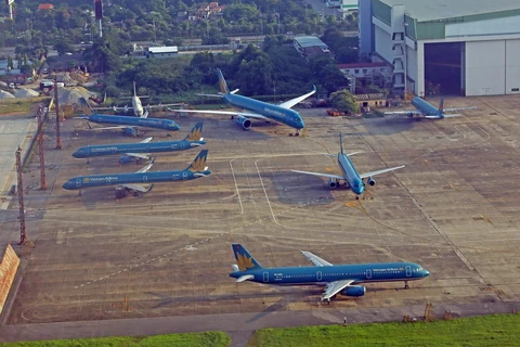 Máy bay của hãng hàng hàng không Vietnam Airrline đậu tại sân bay Nội Bài. (Ảnh: Huy Hùng/TTXVN)